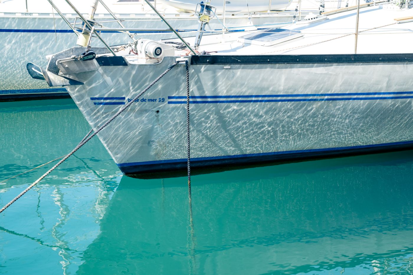 Marina et bateaux au ponton